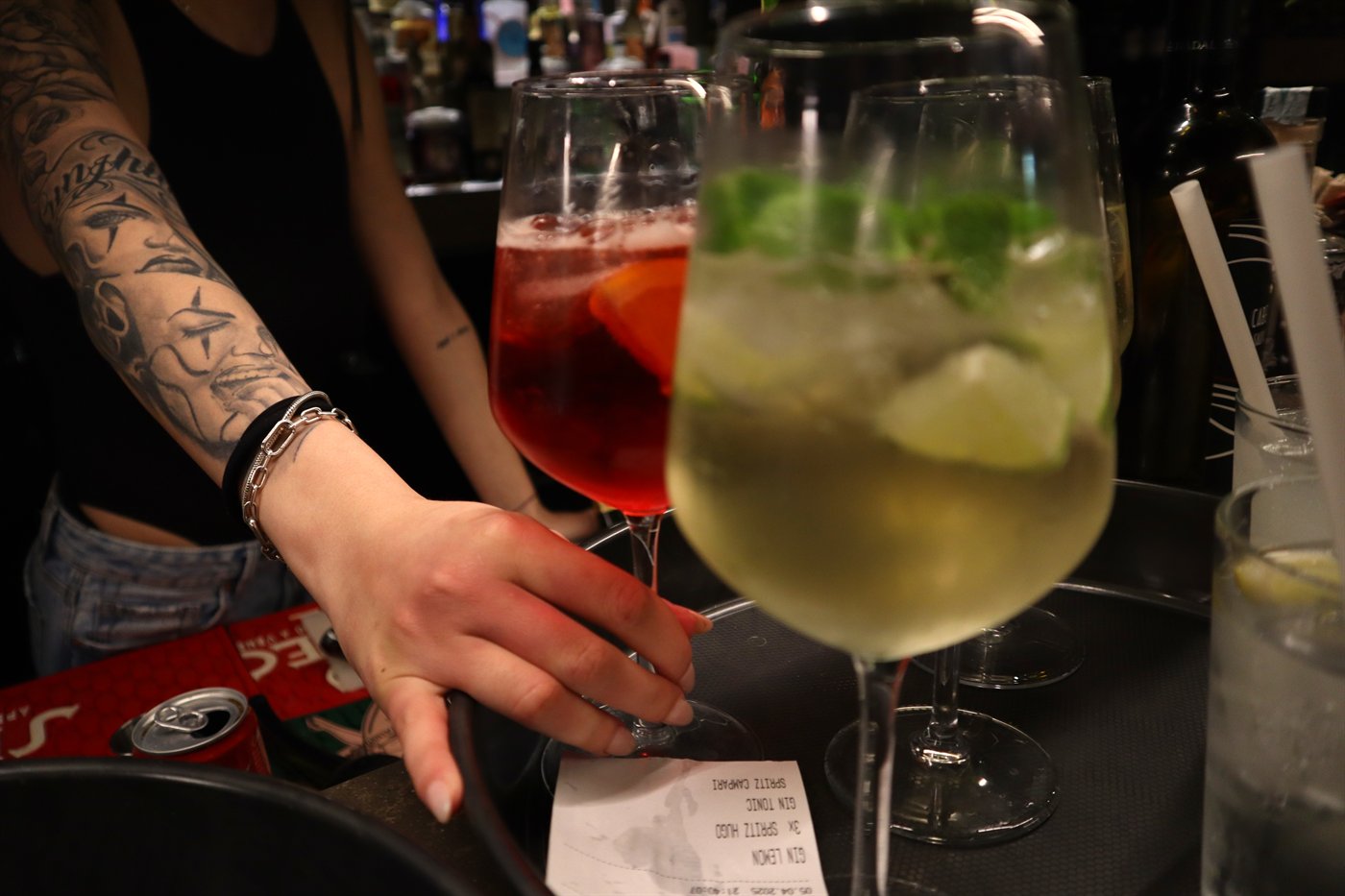 Spritz e cocktail serviti al bancone