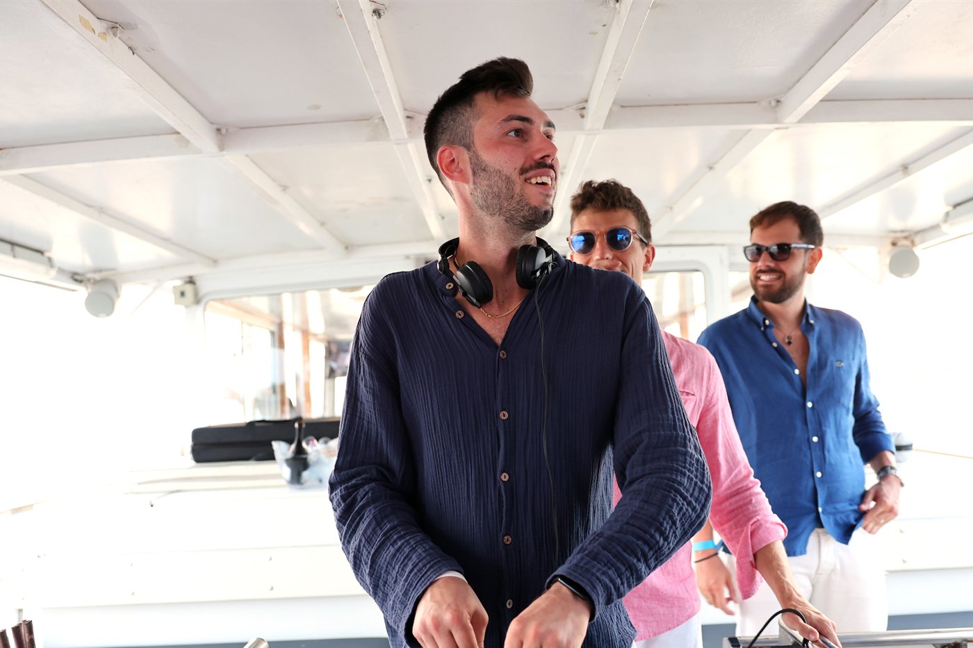 DJ in console durante un evento in barca