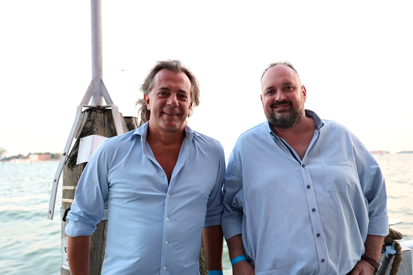 Ospiti in camicia sul ponte della barca in laguna